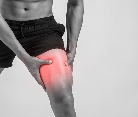 Persona estirando los músculos para prevenir calambres.